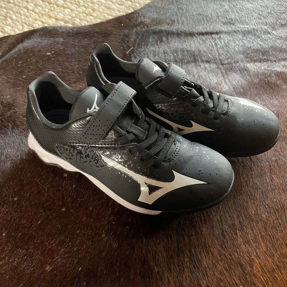 Baseball cleats